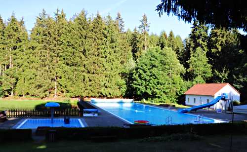 Großes Schwimmbecken mit Rutsche, Kinderbecken mit Wasserpilz und ganz viel Grün! (Bild: R. Gläsing)