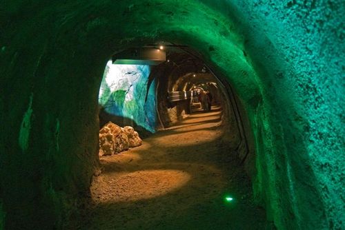 Im Meer - Das Museum im Berg, auf 160 m in den Fels gesprengt und unterirdischer Zugang ins ehemalige Korallenriff und in die Tropfsteinhöhle<br>(Foto: Günter Jentsch)