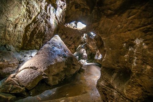 Großer Stalagmit in der Iberger Tropfsteinhöhle<br>(Foto: Günter Jentsch)