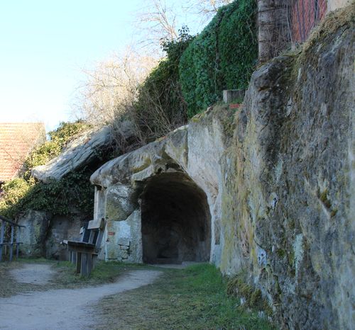 Einer der Ausgangspunkte der Wanderung zu den Höhlenwohnungen an der Altenburg in Langenstein. (Bild: harztourist)