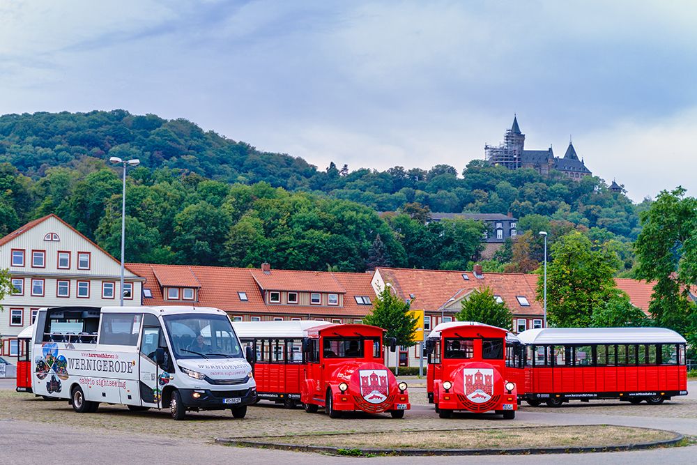 Fahrten zum berühmten Wernigeröder Schloss oder eine Stadtrundfahrt - <br>die <b>Wernigeröder Schlossbahn</b> macht es möglich!<br>(Bild: Wernigeröder Schlossbahn)