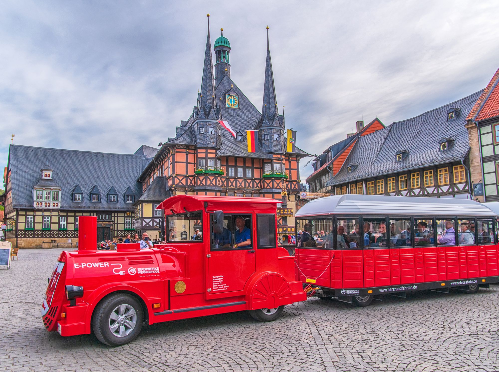 Der <b>-Rote Albert-</b> fährt seine Gäste vollelektrisch und geräuscharm durch die Wernigeröder Altstadt zum Schloss und wieder zurück.<br>(Bild: Wernigeröder Schlossbahn)