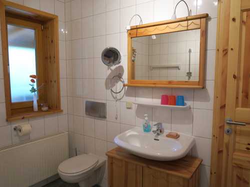 Niedliches Bad mit Badewanne und Dusche.<br>(Foto: Fam. Köthe)