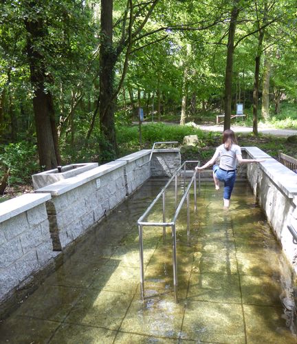 Kneipp-Becken in Bad Suderode - Kneippen kann sowohl vorbeugend als auch zur Behandlung bestehender Erkrankungen eingesetzt werden. (Bild: A. Zahn)