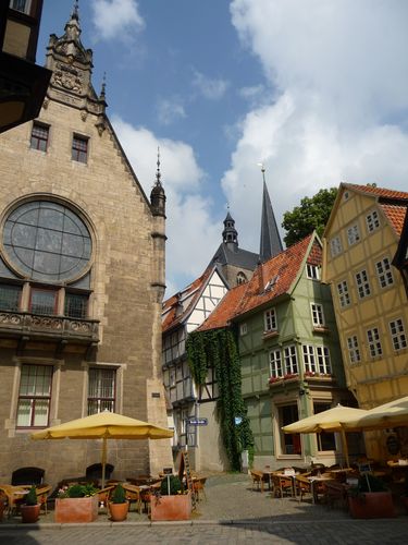 Hübsche Lokale in den Fachwerkstraßen laden zum Verweilen ein - hier direkt am Rathaus von Quedlinburg. (Bild: A. Zahn)