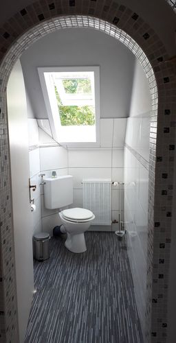 Damit im Bad niemand gestört wird, gibt es eine separate Toilette mit Fenster.<br>(Bild: Gabriela M. Keinert)