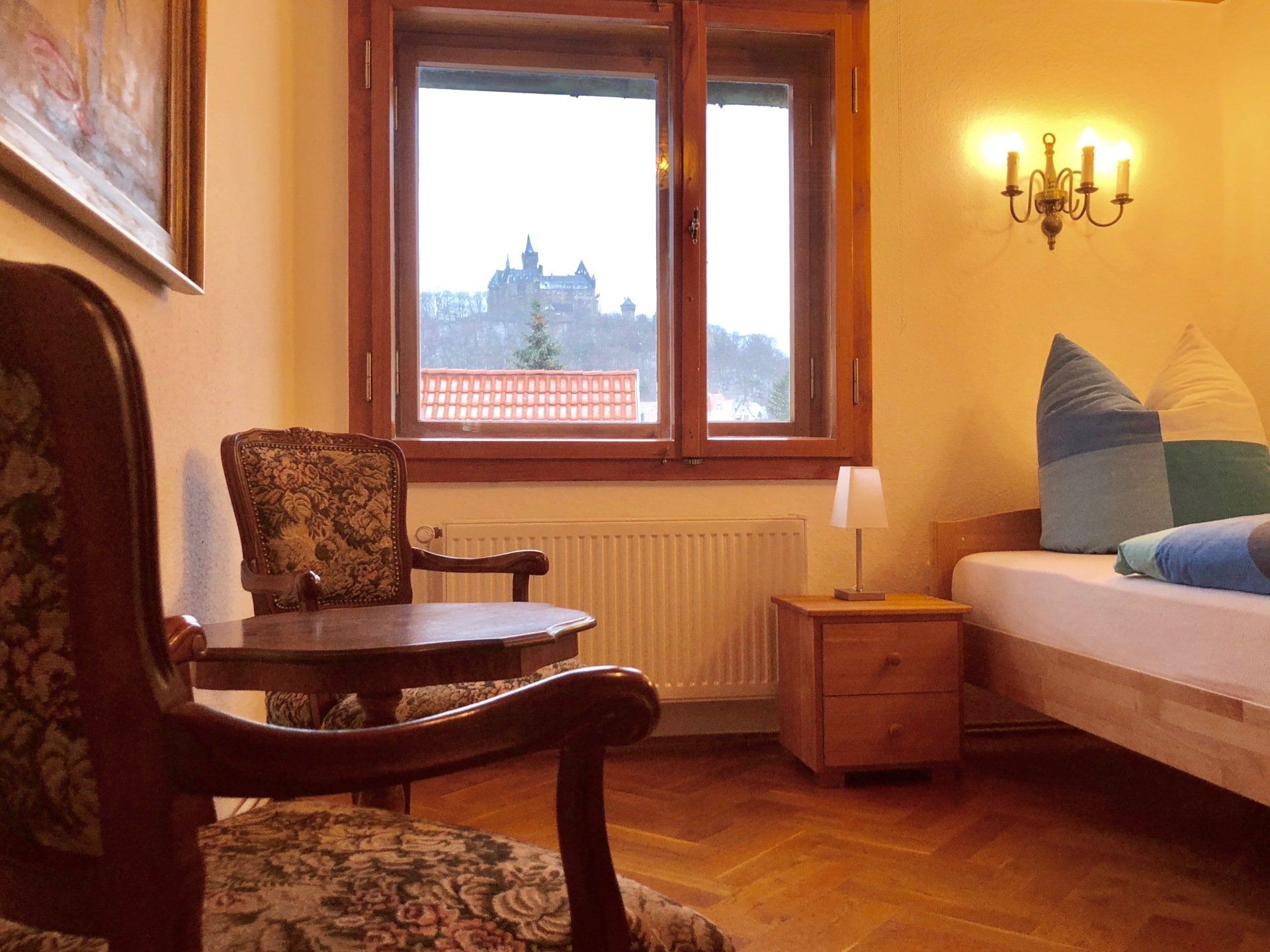 Das Schlafzimmer mit zwei Einzelbetten bietet einen wunderschönen Blick auf das märchenhafte Schloss der Stadt. (Bild: M. Winkelmann)