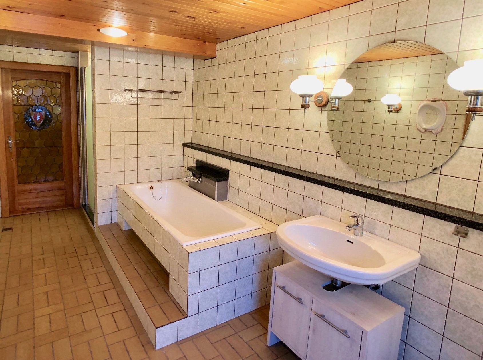 Im Badezimmer kann man ein entspannendes Vollbad nehmen...<br>(Bild: M. Winkelmann)