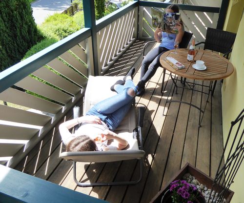 Genießen Sie die sonnige Ruheoase auf dem Balkon des Appartements Menuett.<br>(Bild: A. Zahn)