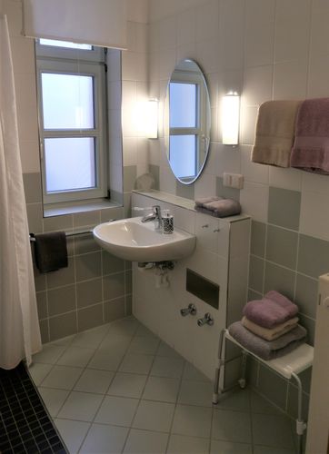 Das Bad mit ebenerdiger Dusche und WC in der Ferienwohnung Menuett ist hell und freundlich. (Bild: A. Zahn) 