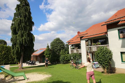 Im Sommer eignet sich der Rasenplatz zum Badminton spielen oder einfach zum Herumtollen. (Bild: FA Harzfreunde)