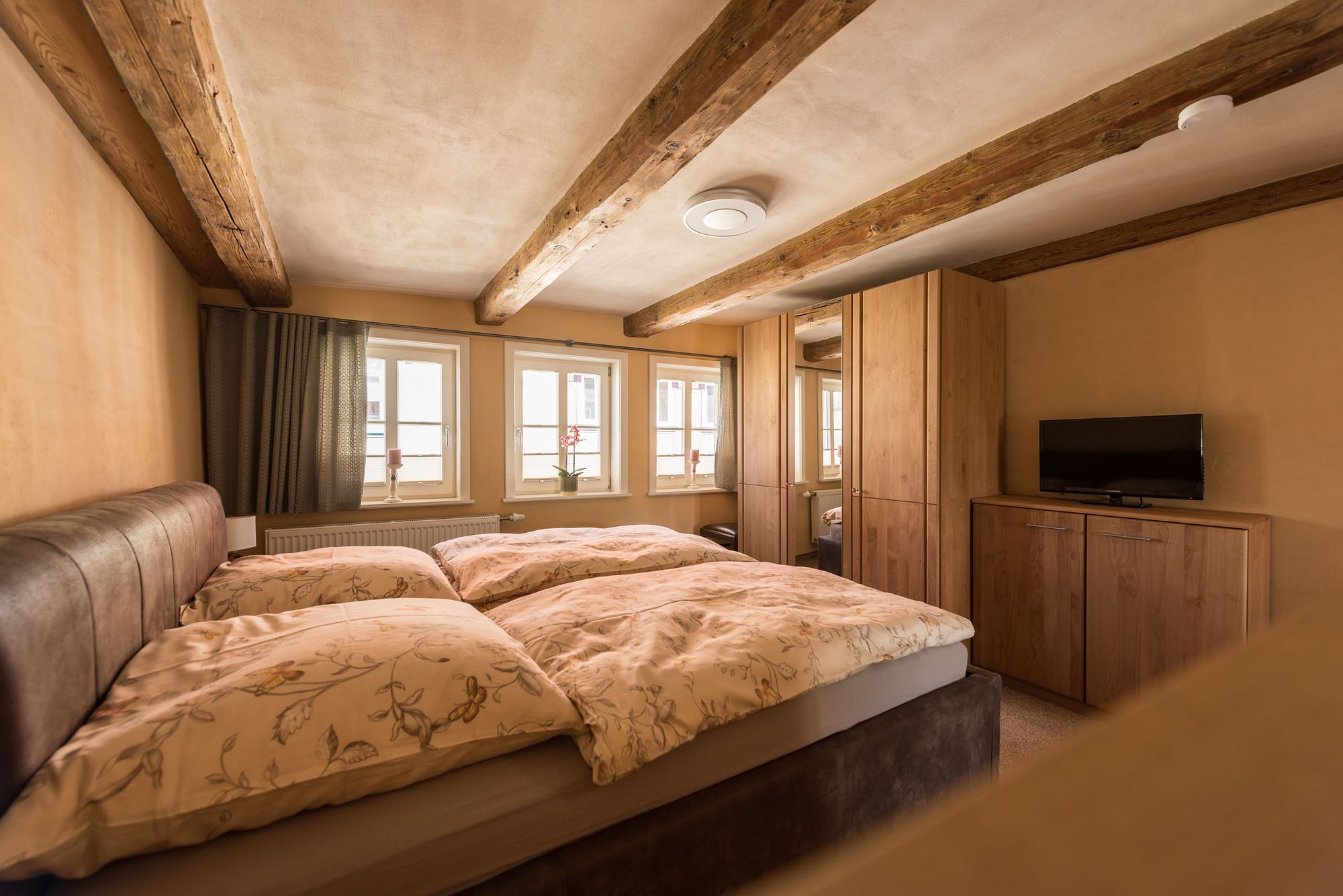 Das heimelige Schlafzimmer bietet neben einem bequemen Doppelbett auch die Möglichkeit zum Fernsehen.
