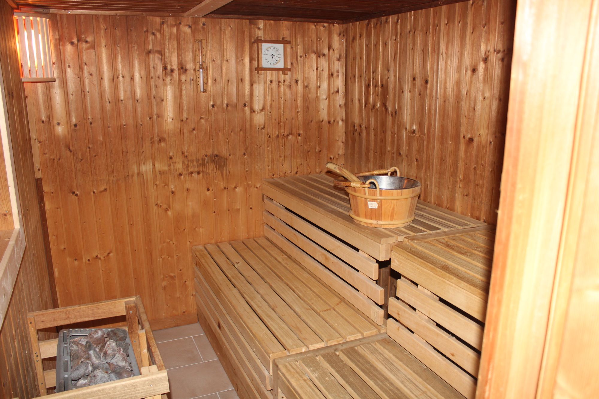 Über den Außenbereich gelangen Sie in den Keller, wo Ihnen eine Sauna zur individuellen Nutzung zur Verfügugn steht. (Bild: Fam Waskewitz)