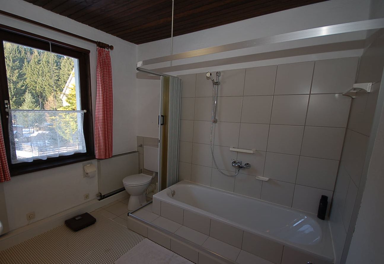 Großes Bad mit Badewanne und Duschfunktion. Im Ferienhaus gibt es zwei weitere Toiletten und eine zusätzliche Dusche. (Bild: Ch. Dreesen)