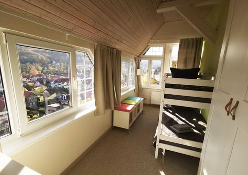 Gemütliches Kinderschlafzimmer mit tollem Ausblick.<br>(Bild: Villa Ratskopf)