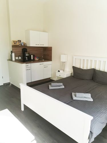 Im Studio befinden sich neben einem Doppelbett weiterhin eine kleine Küche und ein Essbereich. (Bild: Villa Ratskopf)
