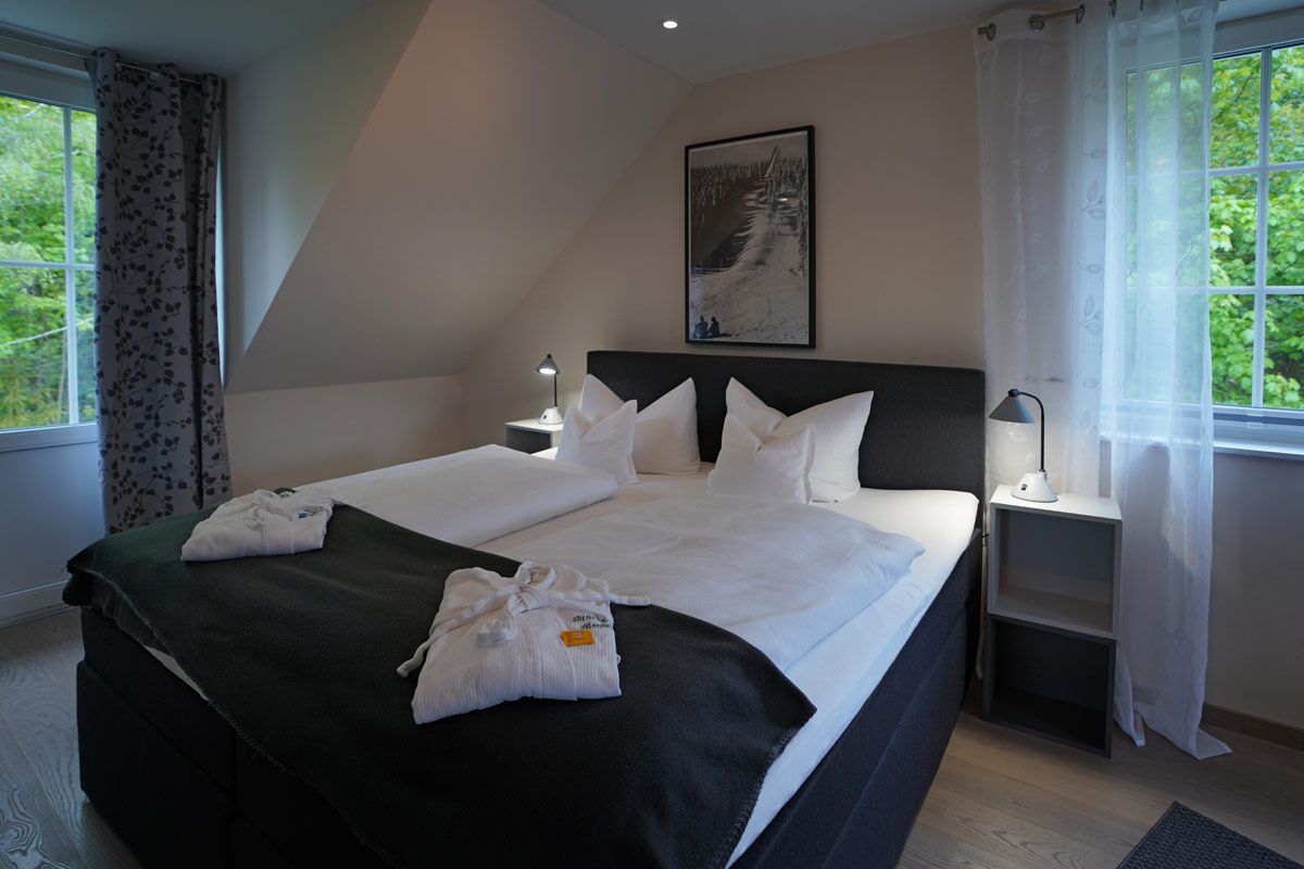 Zur Nacht erwartet Sie dieses einladend weiße, bequeme Doppelbett.<br>(Bild: Hotel-Restaurant Mandelholz)
