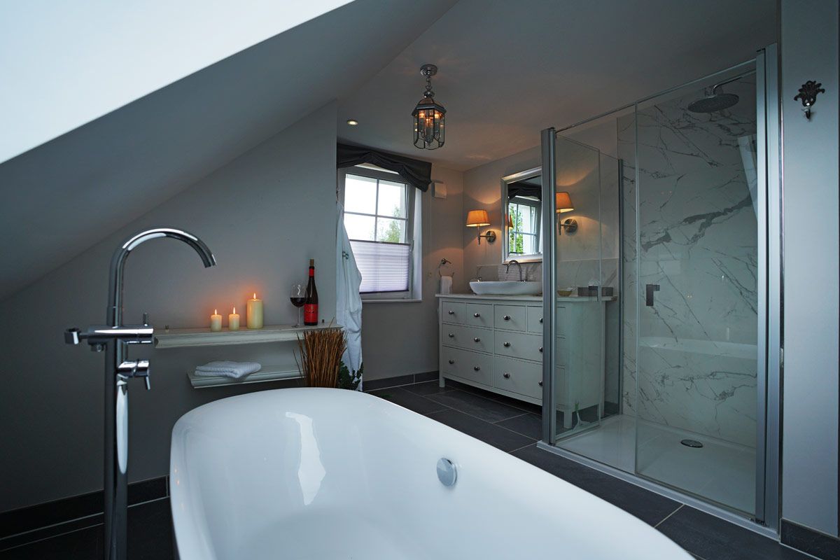 Das große Badezimmer bietet neben einer modernen Walk-In Dusche...<br>(Bild: Hotel-Restaurant Mandelholz)