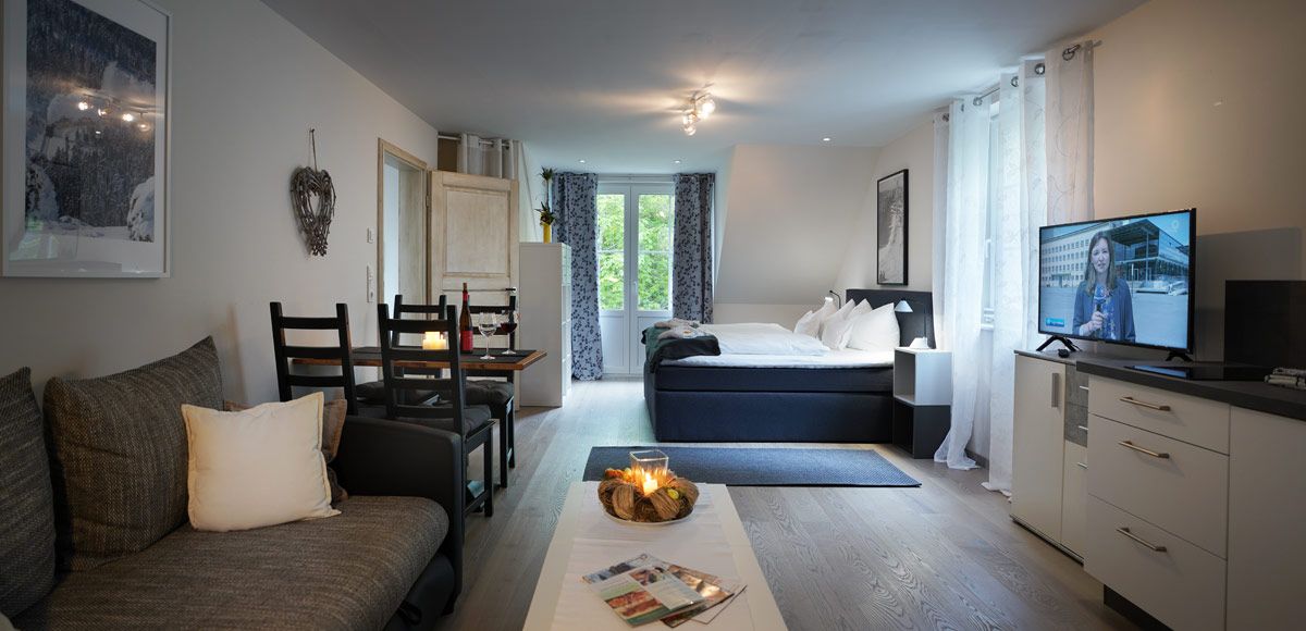 Für eine Familie oder befreundete Paare kann ein zusätzliches Schlafzimmer mit einem Doppelbett zugebucht werden. (Bild: Hotel-Restaurant Mandelholz)