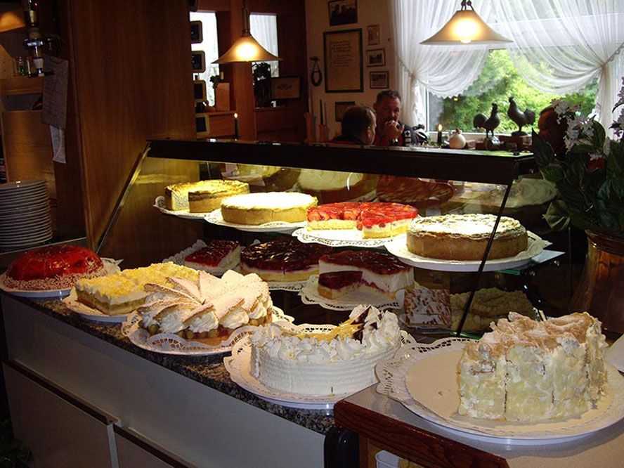 Und auch unser Café mit selbst gebackenem Kuchen ist ein beliebter Treffpunkt.<br><b>Wir freuen uns auf Sie!</b> (Bild: Hotel-Restaurant Mandelholz)