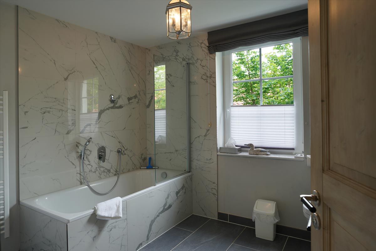 Baden oder Duschen - genießen Sie das großzügige Bad Ihres Appartements.<br>(Bild: Hotel-Restaurant Mandelholz)