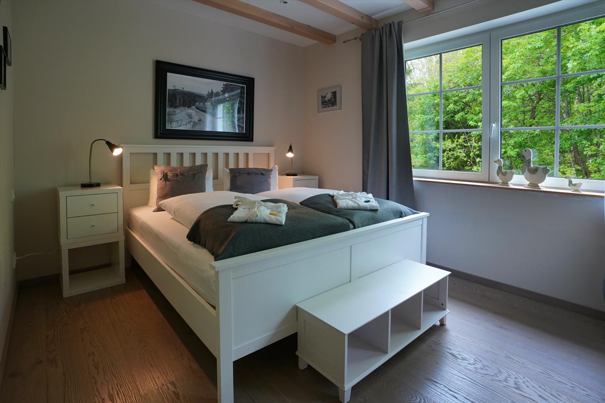 Hell und gemütlich - das Schlafzimmer im Erdgeschoss des Waldhauses.<br>(Bild: Hotel-Restaurant Mandelholz)