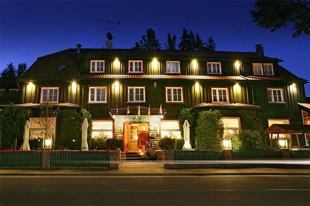 Das <b>Hotel-Restaurant Mandelholz - Grüne Tanne</b> befindet sich nur wenige Meter vom Waldhaus entfernt. (Bild: Hotel-Restaurant Mandelholz)