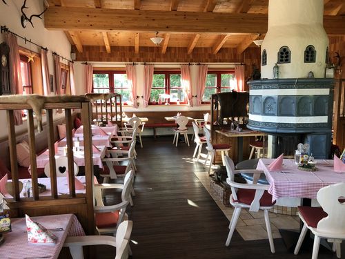Urig, gemütlich und regional - <b>das Alm-Restaurant Sonneneck</b>.<br>(Bild: A. Rust)