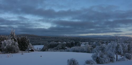 <b>Winter-Panorama:</b> Wir erwarten Sie mit Freunde in unserem Haus!<br>(Bild: A. Rust)