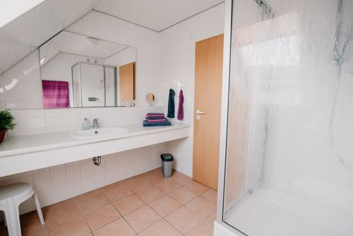 Und auch das Badezimmer mit Dusche ist praktisch und komfortabel eingerichtet.<br>(Bild: R. & D. Rathke)