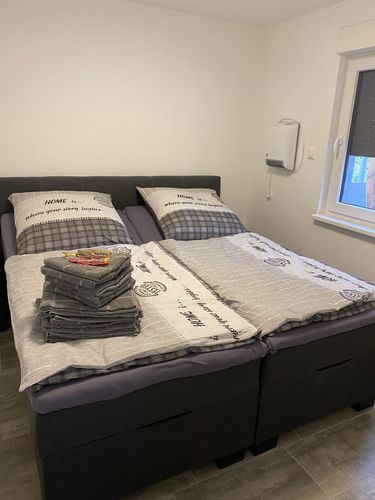 Schlafzimmer für 2 Personen mit Doppelbett...<br>(Bild: J. Frutig)
