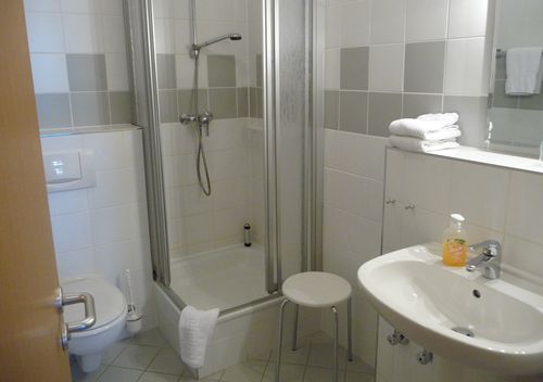 Zwei helle, freundliche Badezimmer mit Dusche...<br>(Bild: A. Zahn)