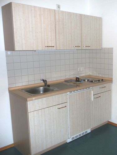 Die Küchenzeile im Appartement mit Kühlschrank und zwei Kochplatten bietet die Möglichkeit für ein leckeres Frühstück oder ein warmes Abendbrot.<br>(Bild: A. Zahn)