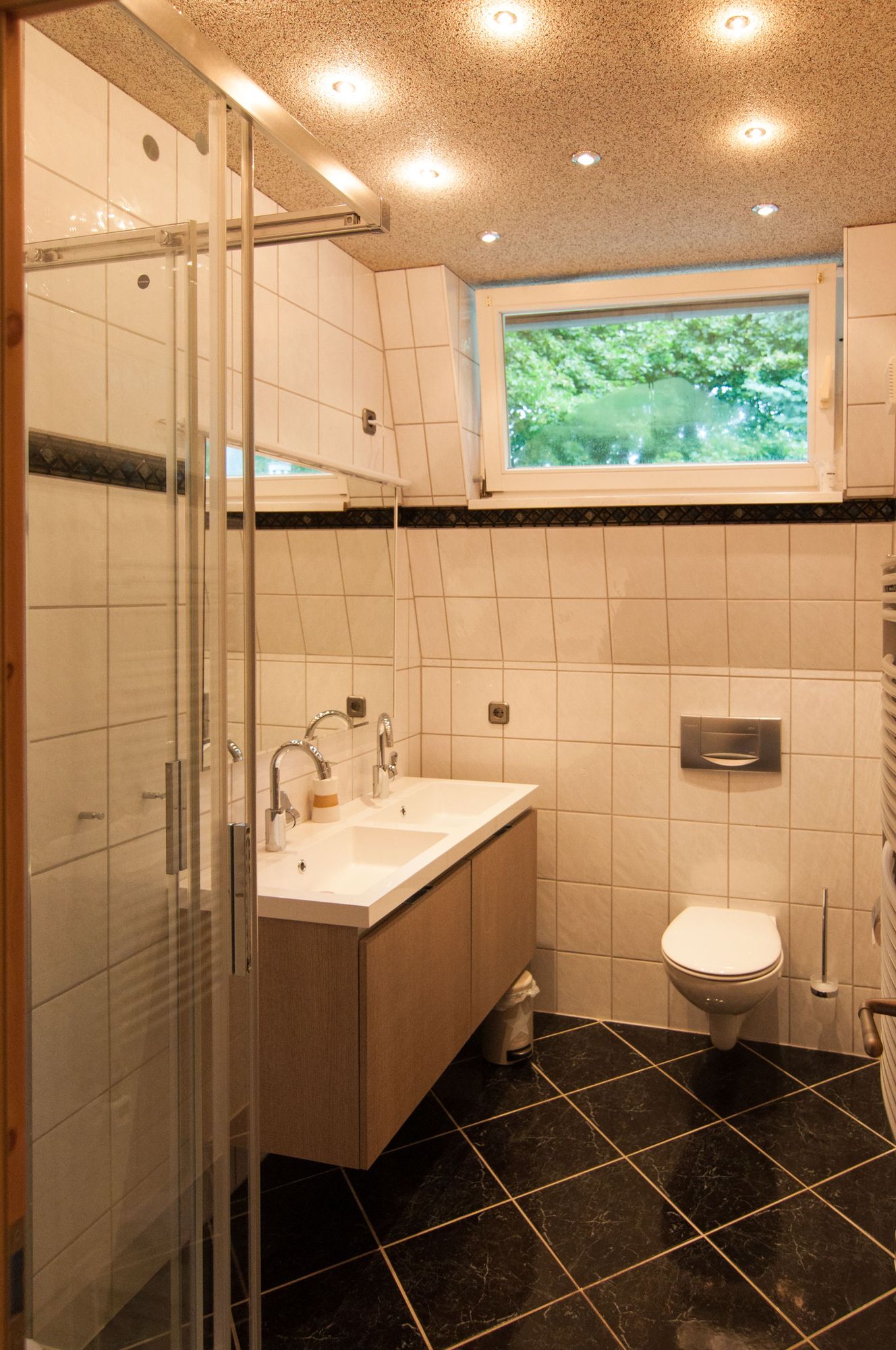 Das Bad der FW Rosstrappe mit Dusche und WC und zwei Waschbecken.<br>(Bild: Natur Pur Ferienhausvermietung)