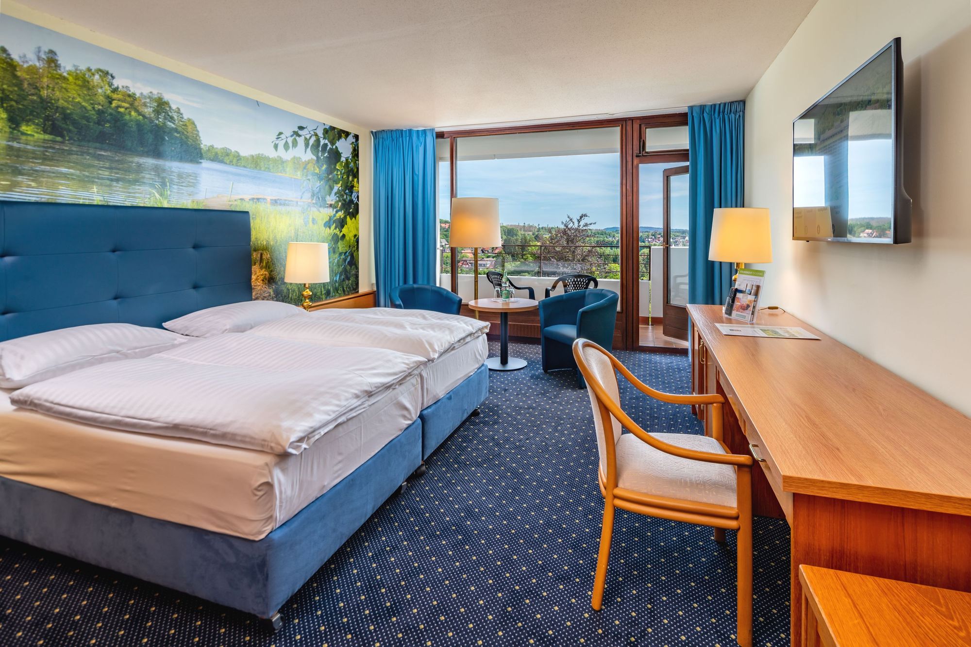 Das Classic-Doppelzimmer mit Blick auf die Wipfel des Harzwaldes.<br>(Bild: AHORN Harz Hotel Braunlage)