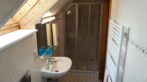 Ihr Bad mit Dusche und WC.<br>(Bild: Ev. Mutterhaus Bibelheim Blankenburg e.V.)