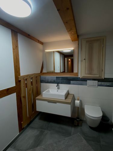 Auch im Badezimmer wurde vornehmlich Lehm und Holz verbaut.<br>(Bild: J. Förster)