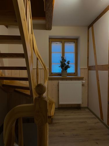 In die oberen Etagen führt eine gut laufbare Holztreppe.<br>(Bild: J. Förster)