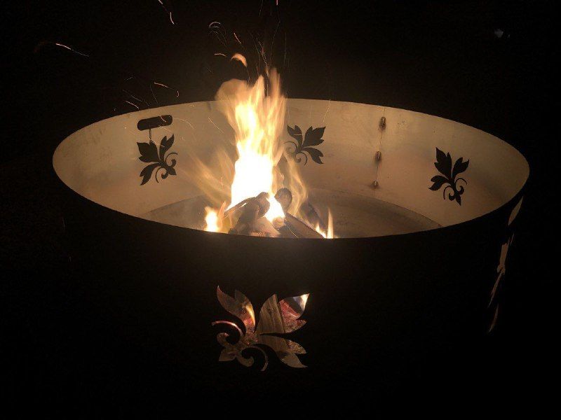 Bei schönem Wetter kann man den Abend romantisch an der Feuerschale verbringen. (Bild: D. Baron)