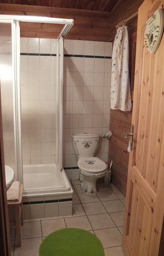 Das Badezimmer im Blockhaus wird auch von den Bewohnern des Schlafwagens genutzt. (Bild: S. Fricke-Zeiss)