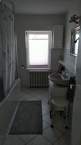 Im Bad mit Fenster finden Sie eine Dusch-Badewanne und WC.<br>(Bild: Fam. Fiege)
