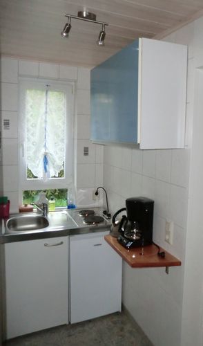 Unsere kleine Küche mit 2-Platten-Herd, Kühlschrank mit kleinem Tiefkühlfach, Kaffeemaschine, Wasserkocher, Toaster... (Bild: Frau Dahms)