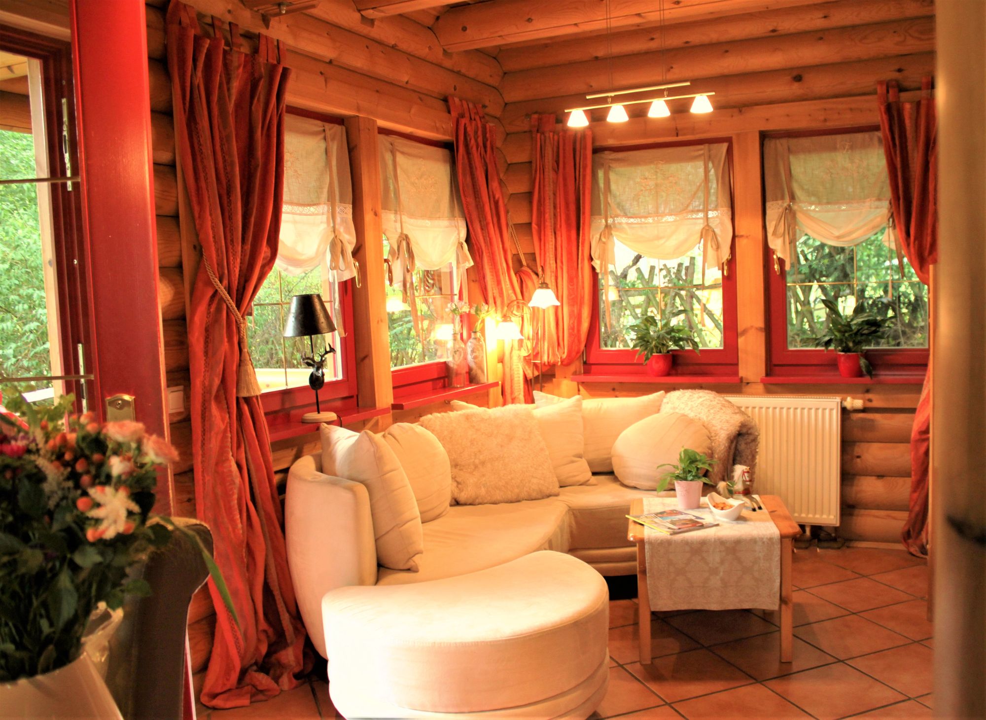 Das Wohnzimmer mit viel Holz und hellen Sitzmöbeln bedeutet Gemütlichkeit pur!<br>(Bild: Fam. Sablowski)