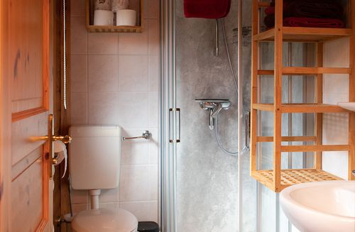 Das Bad bietet eine moderne Dusche mit WC und Waschbecken.<br>(Bild: Fam. Neuhaus)