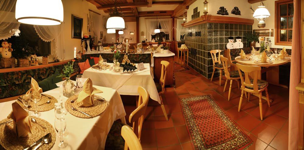 <b>Gaumenfreuden und gemütliches Ambiente</b> werden im Hotel-Restaurant Mandelholz groß geschrieben: hier der <b>Gastraum mit Kachelofen</b>.<br>(Bild: Hotel-Restaurant Mandelholz)