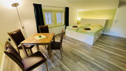 Helle, gemütliche Appartements mit urigen Holzbalken und warmer Farbgebung.<br>(Bild: D. Ujvari)