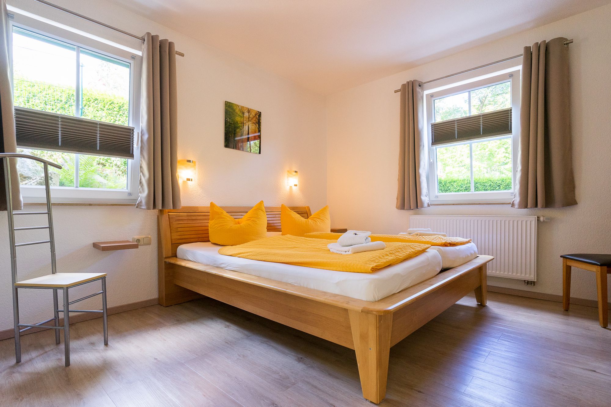 Helle, freundliche Schlafzimmer in den Ferienwohnungen versprechen erholsamen Schlaf - FW Kirchblick. (Bild: Fam. Michael)