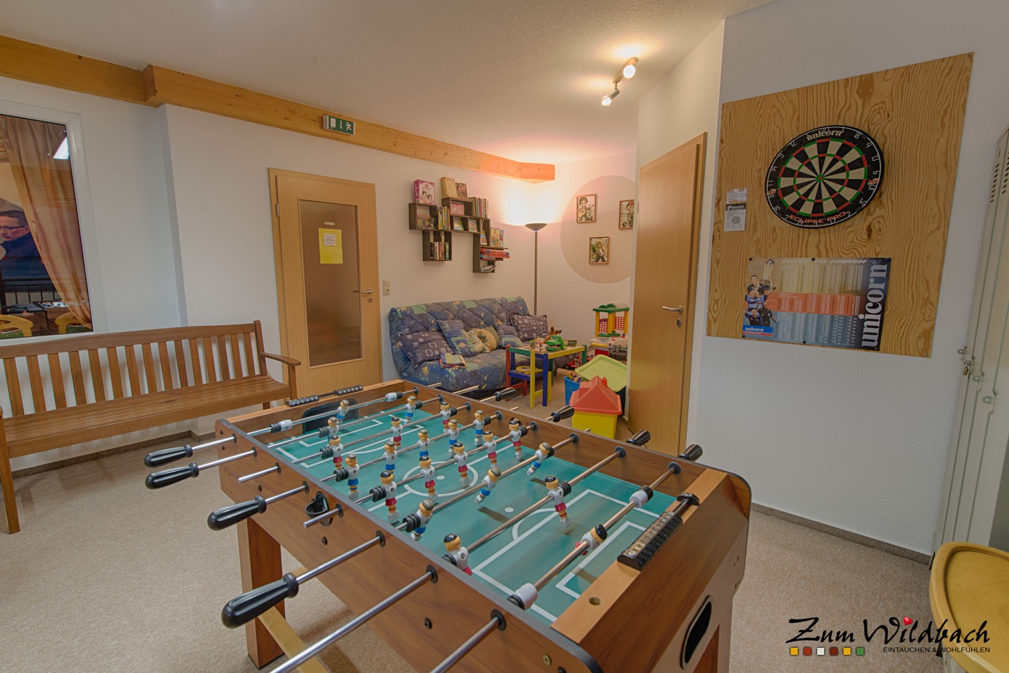Für die jüngeren Gäste steht ein Spielzimmer mit Dart, Kicker und diversen Brettspielen zur Verfügung. (Bild: Fam. Michael)
