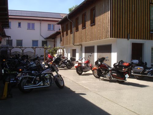 Motorräder können auf dem geschützten Innenhof untergestellt werden.<br>(Bild: Fam. Günther)