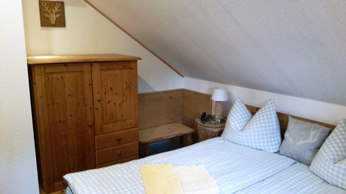 Helles, gemütliches Schlafzimmer mit Doppelbett...<br>(Bild: Fam. Brachmann)